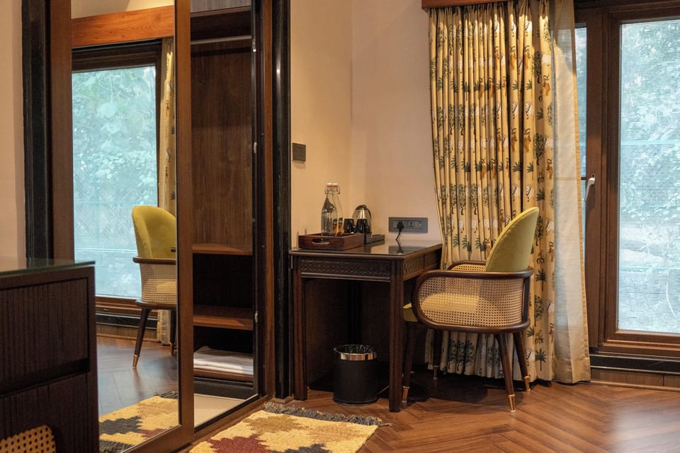 Jungle Retreat Elegant Room | Desk, WiFi (free), bed sheets