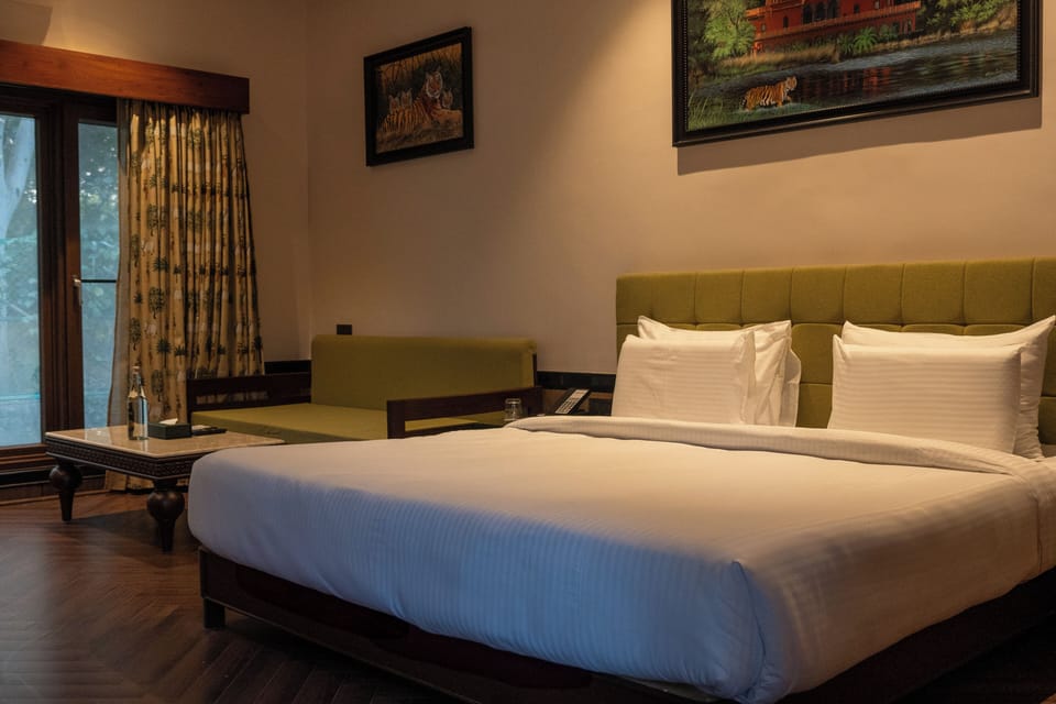 Jungle Retreat Elegant Room | Desk, WiFi (free), bed sheets