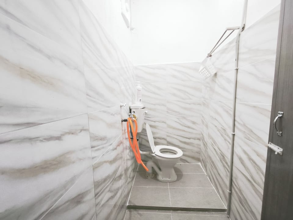 Deluxe Suite | Bathroom | Bidet, towels, soap, toilet paper
