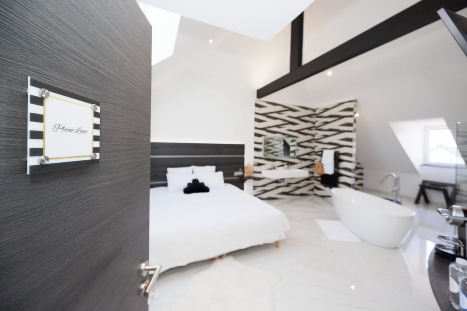 Luxury Double Room, 1 King Bed, Pets Allowed | Premium bedding, minibar, in-room safe, blackout drapes