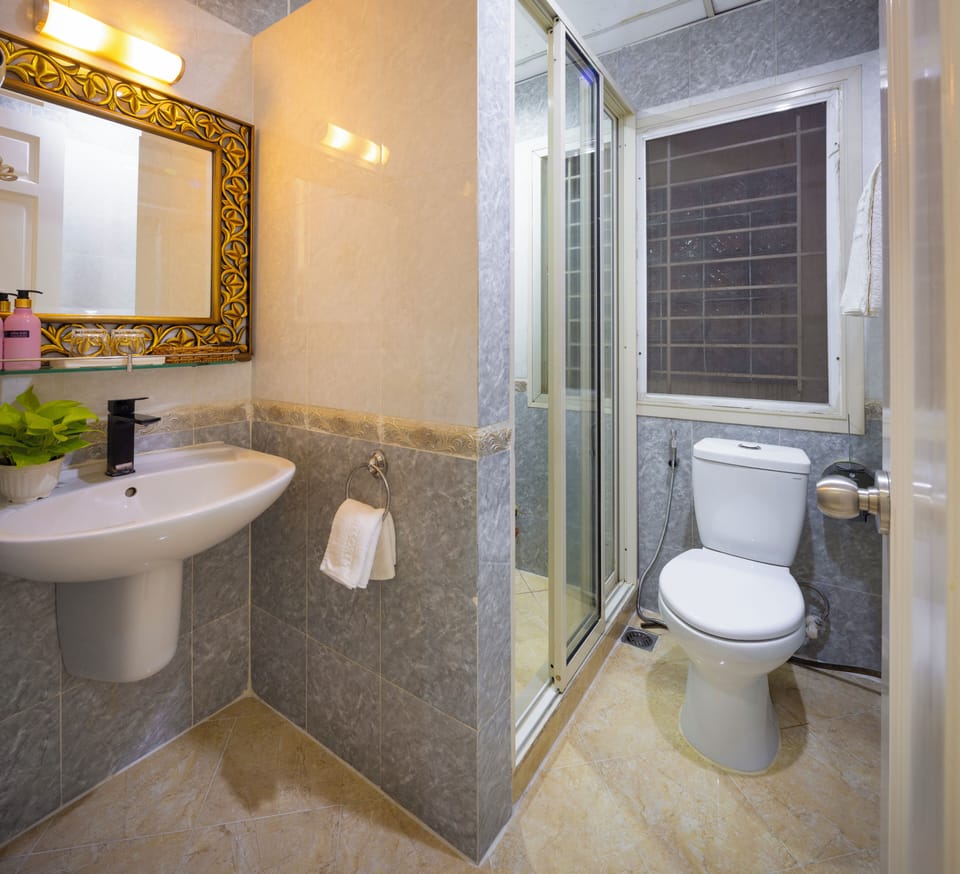 Executive Signature City View | Bathroom | Shower, free toiletries, hair dryer, slippers