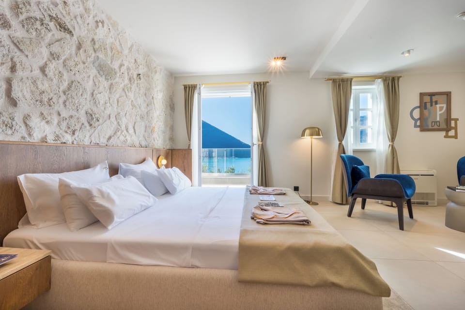 Room (Providenza) | In-room safe, laptop workspace, iron/ironing board, free WiFi