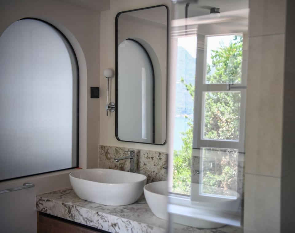 Room (Bronza) | Bathroom | Shower, hair dryer, slippers, towels