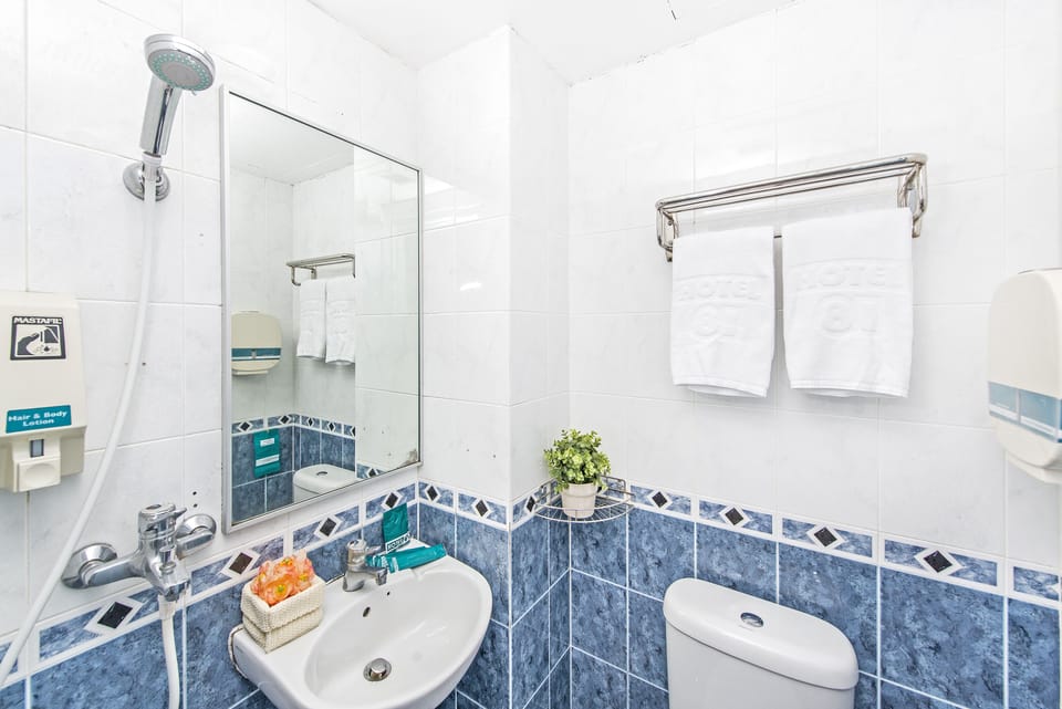 Superior Double Room | Bathroom | Shower, towels