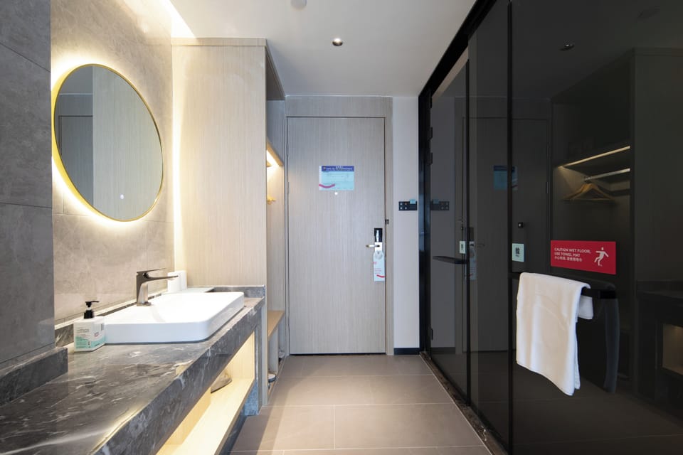 Business Single Room | Blackout drapes, iron/ironing board (on request), WiFi (free)