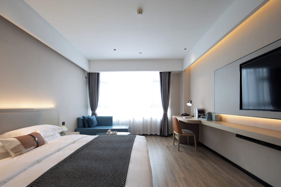 Business Single Room | Blackout drapes, iron/ironing board (on request), WiFi (free)