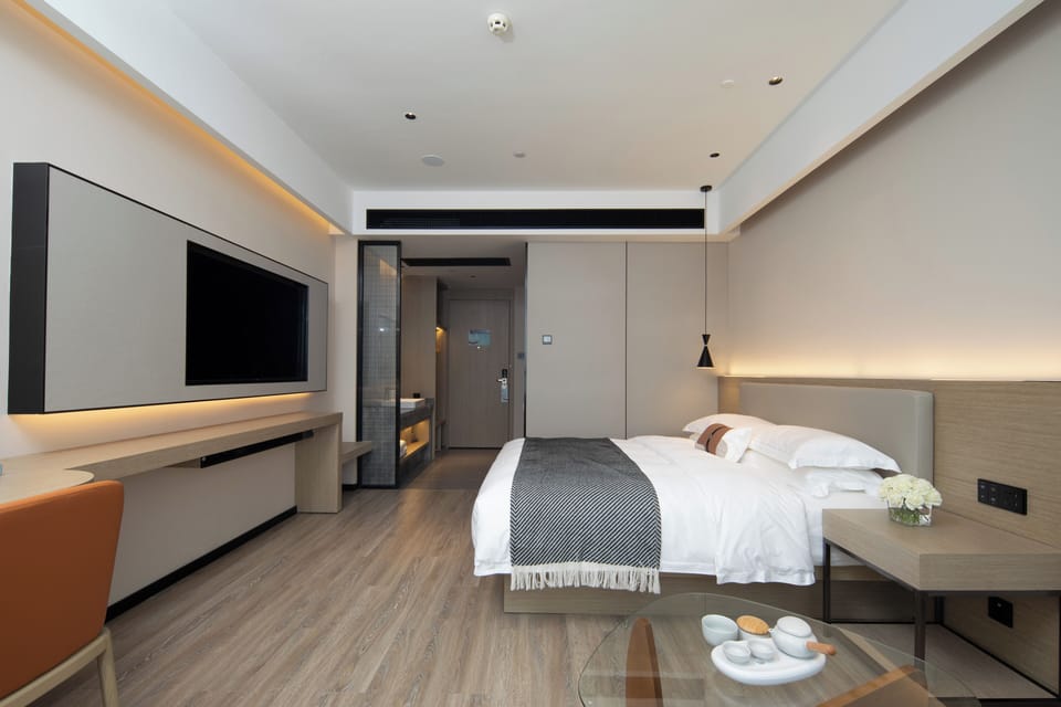 Business Single Room | Blackout drapes, iron/ironing board (on request), WiFi (free)