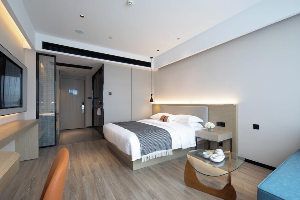 Business Single Room | Blackout drapes, iron/ironing board (on request), WiFi (free)