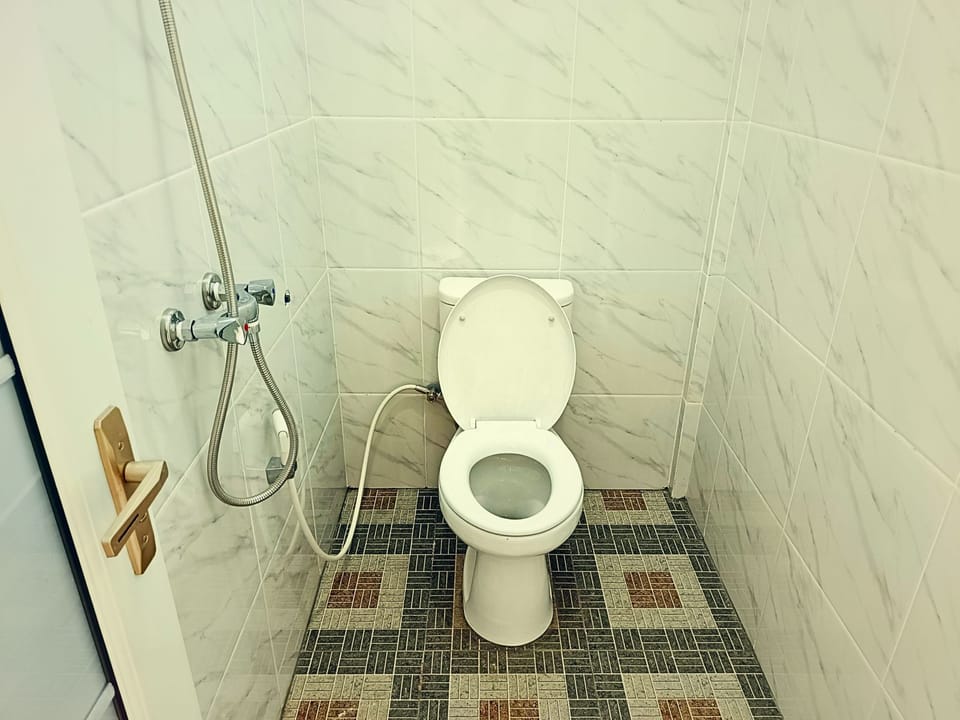 Deluxe Room | Bathroom | Shower, rainfall showerhead, towels, soap