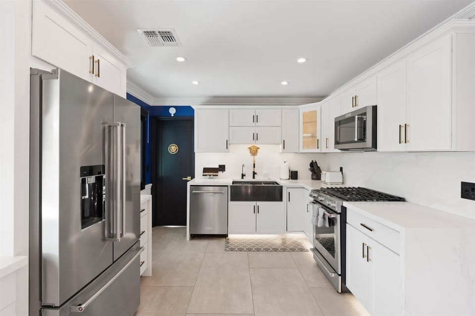 Whether you’re sautéing, snacking, or sipping, this kitchen is fully stocked and ready for your culinary adventures. Bonus points if you dance while you cook — it’s kind of the house rule.