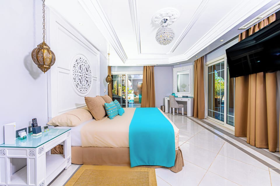 Royal Villa Sea View with Private Pool | Minibar, in-room safe, individually decorated, individually furnished