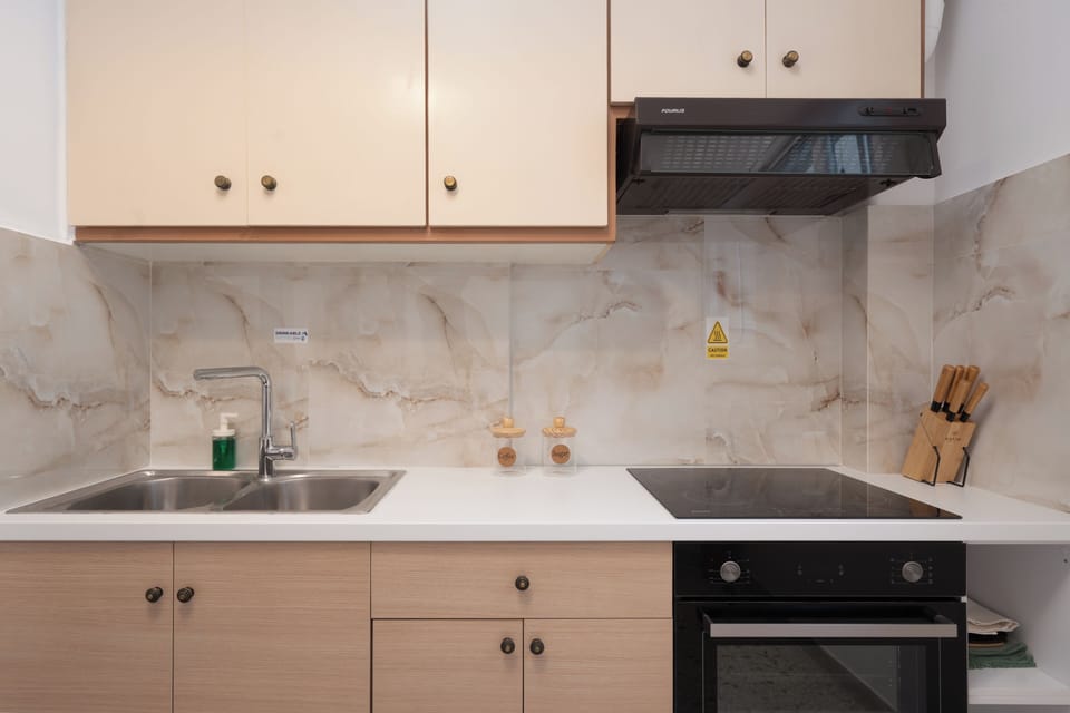 Superior Apartment | Private kitchen | Fridge, microwave, oven, stovetop