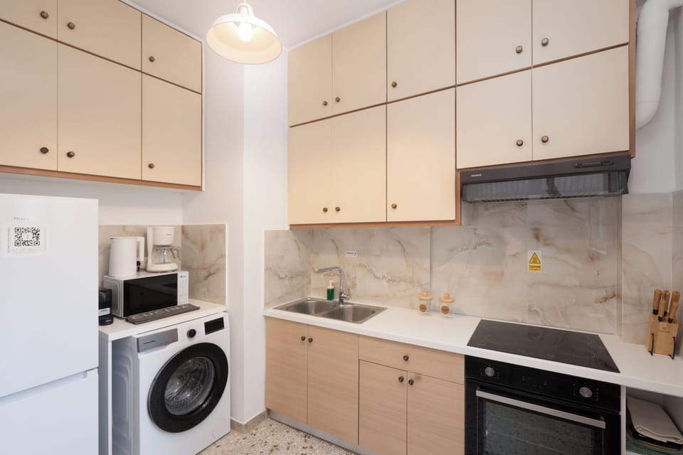 Superior Apartment | Private kitchen | Fridge, microwave, oven, stovetop