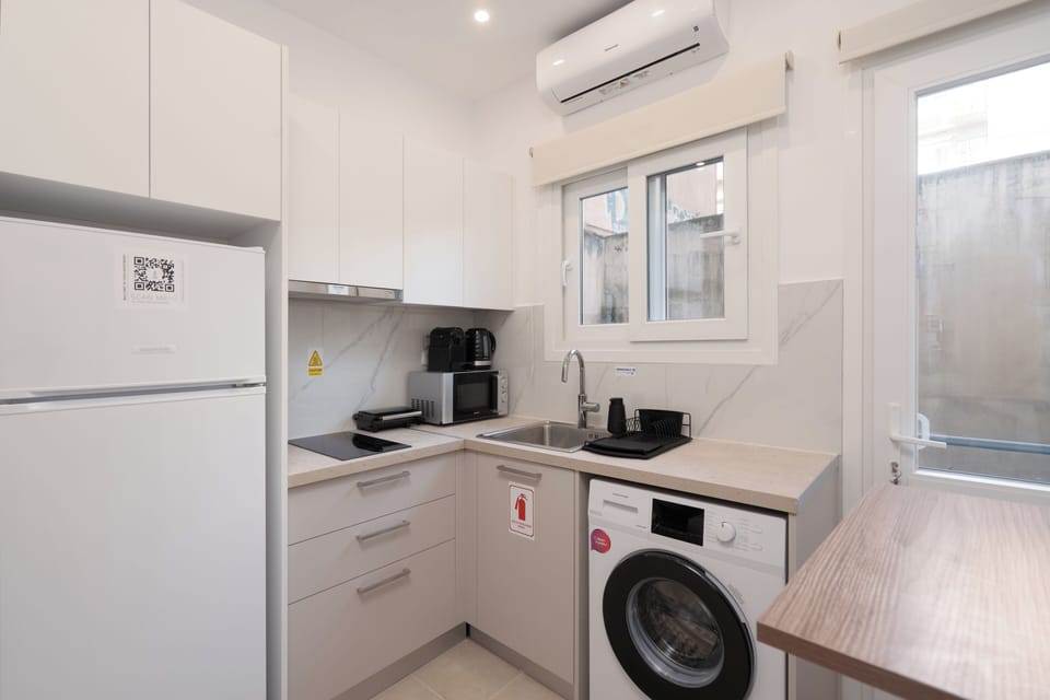 Superior Studio, Balcony | Private kitchen | Fridge, microwave, stovetop, espresso maker