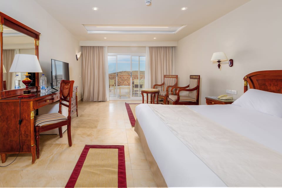 Bay View Junior Suite | Iron/ironing board, bed sheets