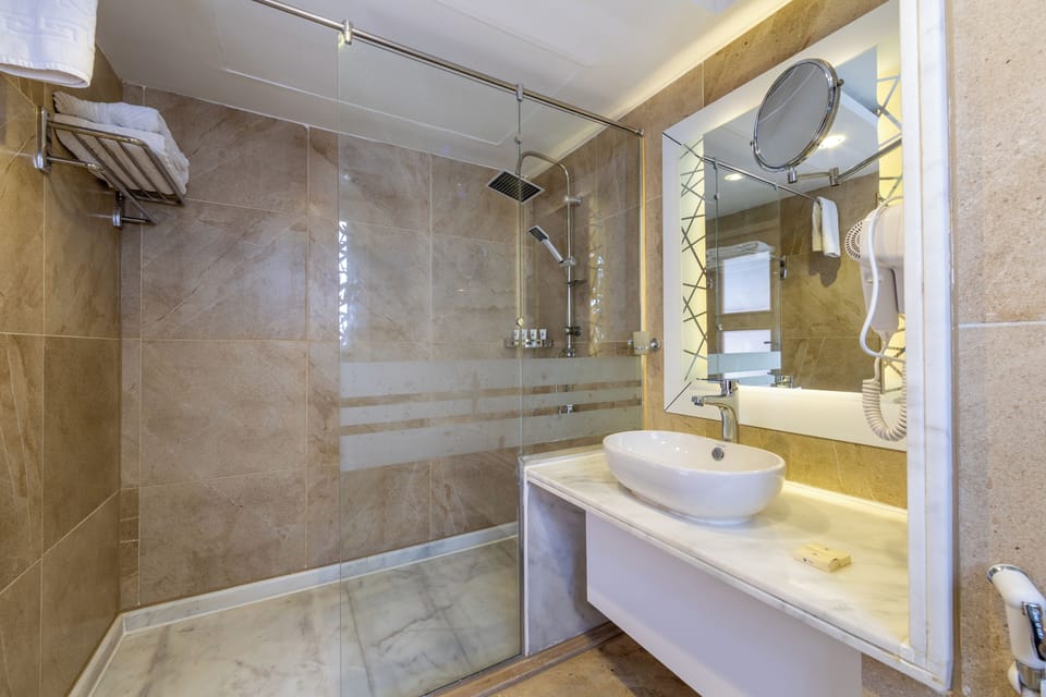 Bay View Junior Suite | Bathroom | Hair dryer, towels, soap, shampoo