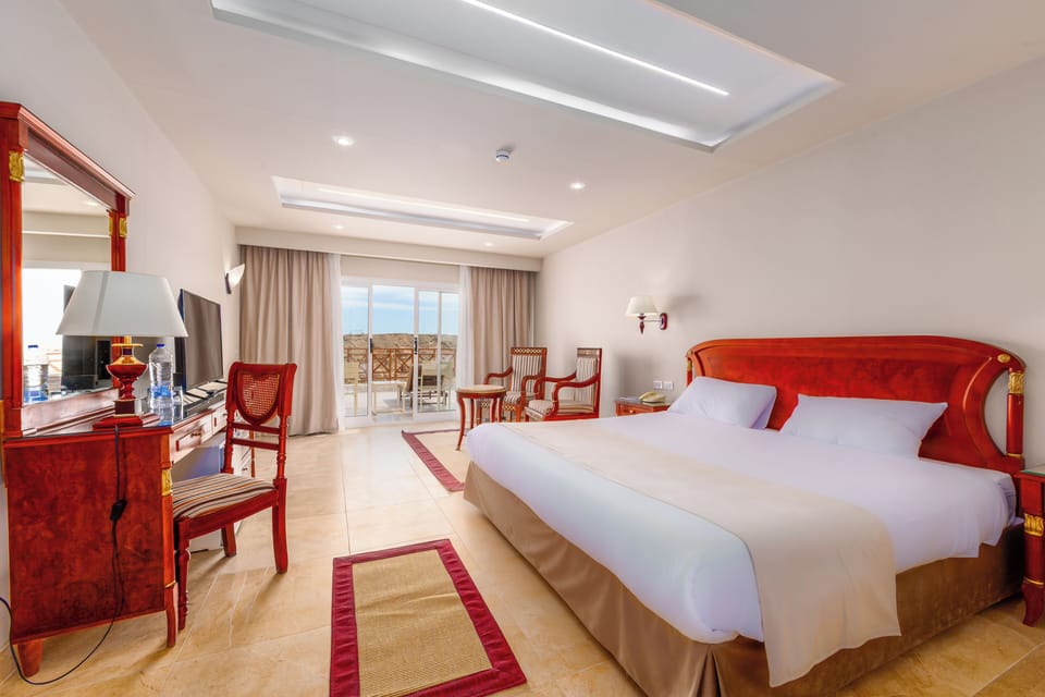 Bay View Junior Suite | Iron/ironing board, bed sheets