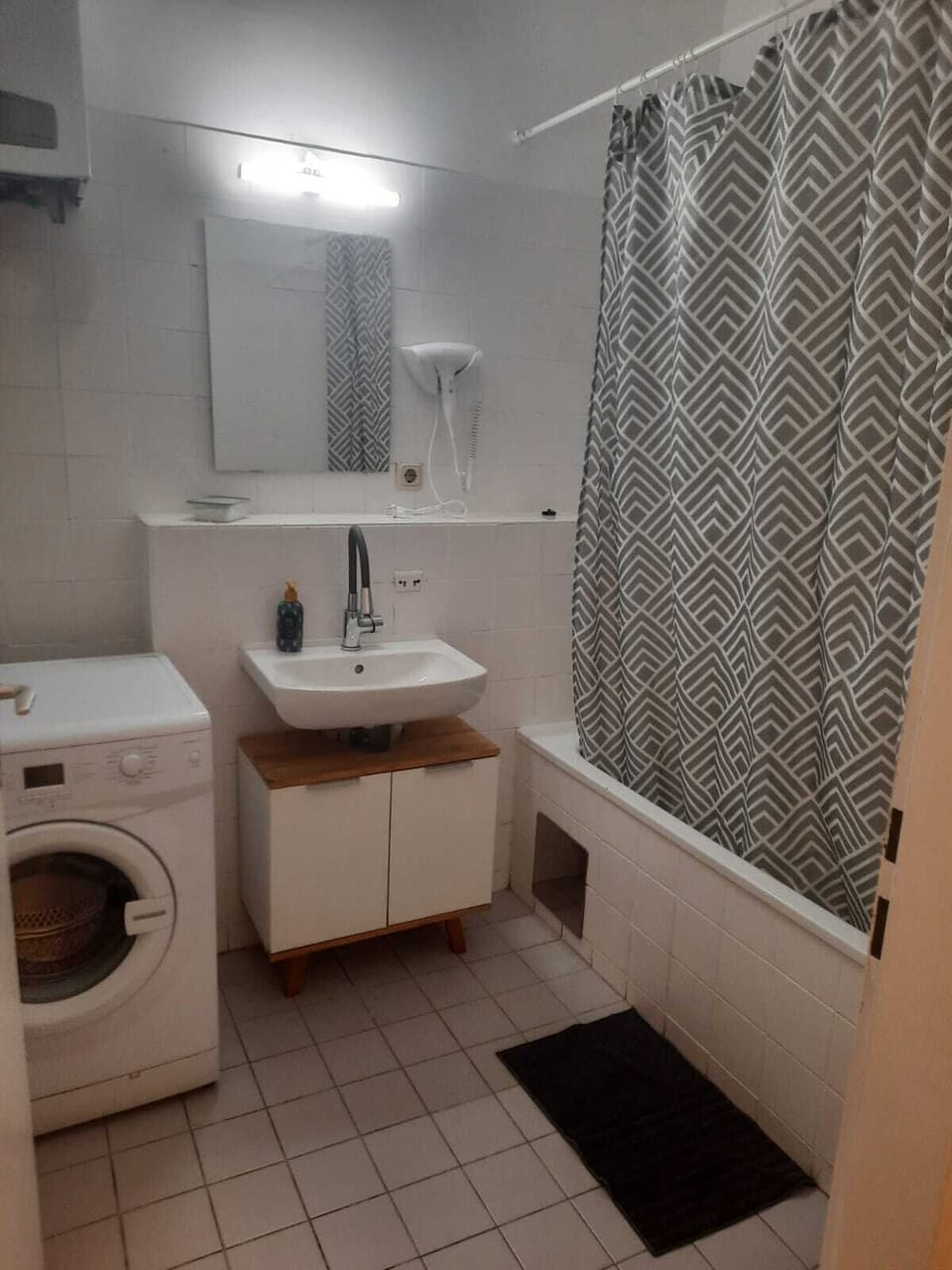 Basic Apartment | Bathroom | Combined shower/tub, free toiletries, hair dryer, towels