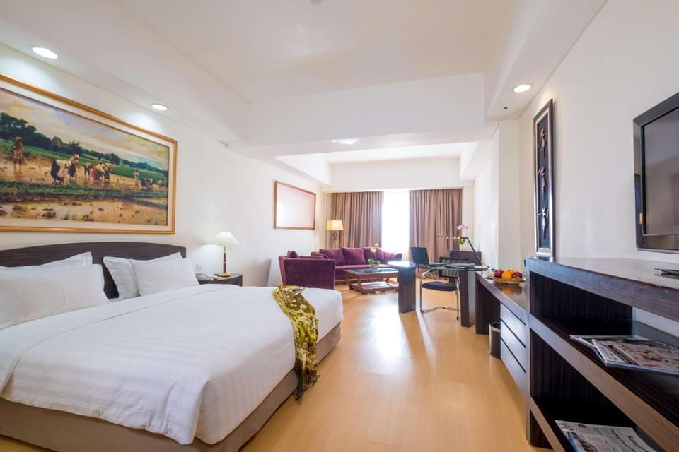 In-room safe, desk, rollaway beds (surcharge), WiFi (free)