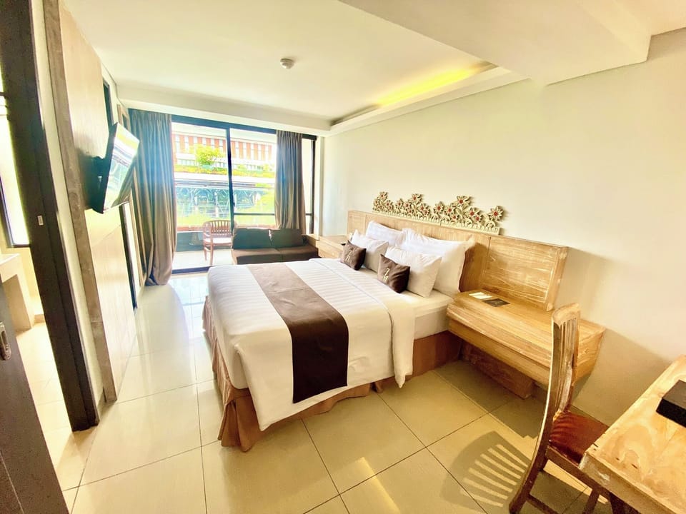 Junior Room | In-room safe, desk, laptop workspace, soundproofing