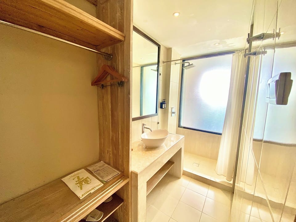 Junior Room | Bathroom | Shower, free toiletries, slippers, towels