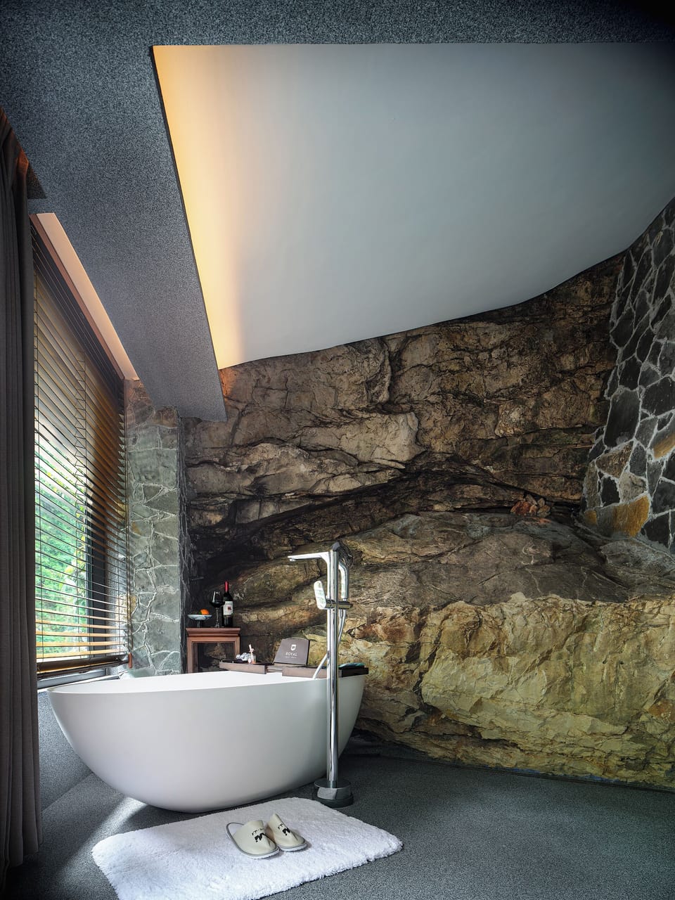 Executive Studio Suite | Bathroom | Free toiletries, hair dryer, slippers, bidet
