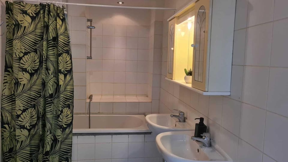 Basic Apartment | Bathroom | Combined shower/tub, free toiletries, hair dryer, towels