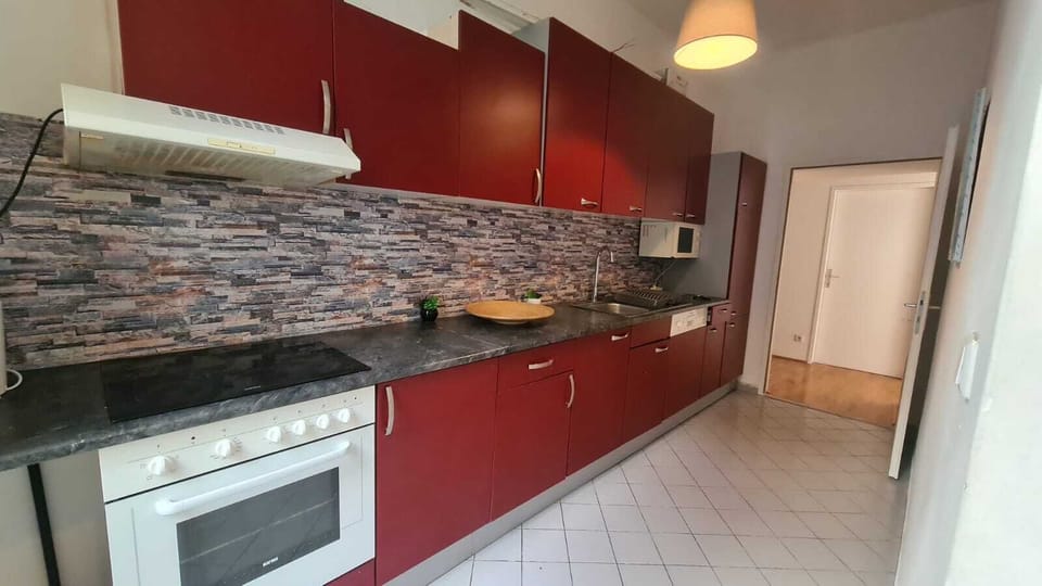 Basic Apartment | Private kitchen | Fridge, microwave, oven, stovetop