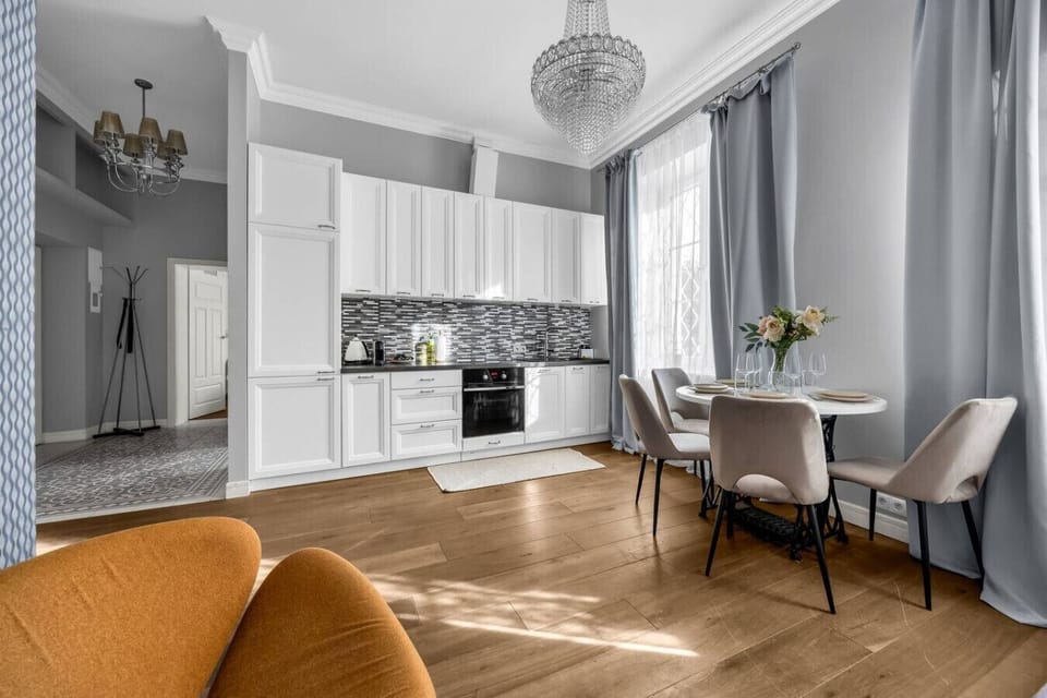 Cozy Two Bedroom Apartment in the Heart of Warsaw Old Town | Book Now with RENTUJEMY