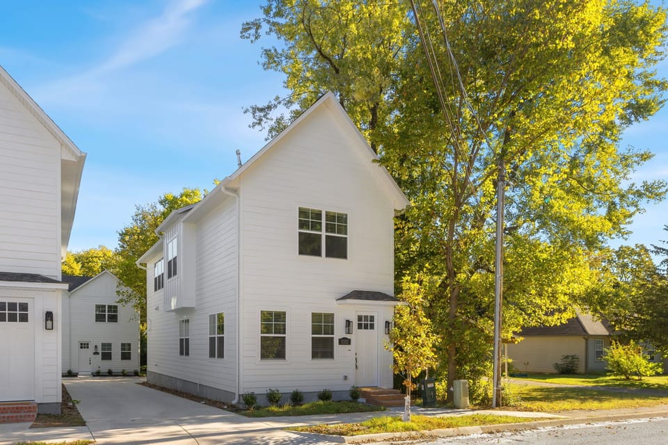 With Baum Walker Field just 1/2 mile away, you can catch all the thrilling Razorback baseball action or adventure out a little further to explore the vibrant U of A campus and downtown Fayetteville scene.