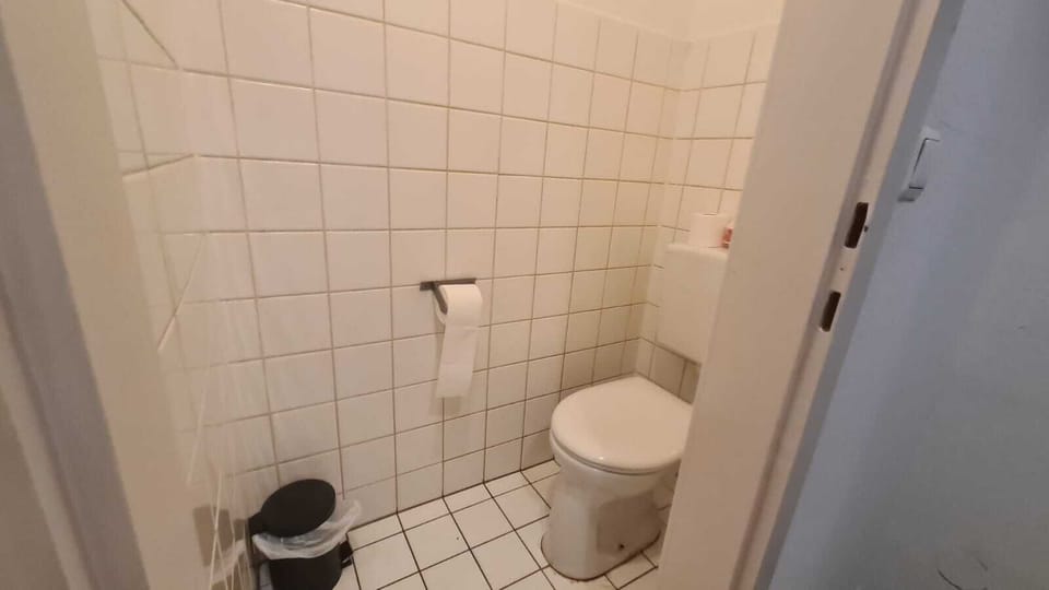 Basic Apartment | Bathroom | Combined shower/tub, free toiletries, hair dryer, towels