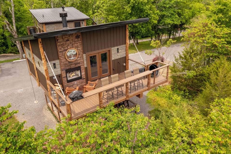 UPPER DECK - TREE-T-MENT CENTER LUXE TREEHOUSE - SANCTUARY TREEHOUSE RESORT - MOUNTAIN VIEW