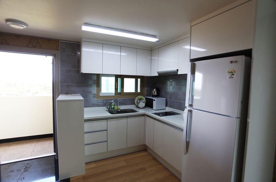 Coffee/tea maker, fridge, microwave, stovetop