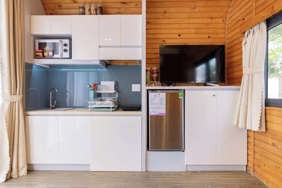 Standard Bungalow, Balcony, Lake View | Microwave