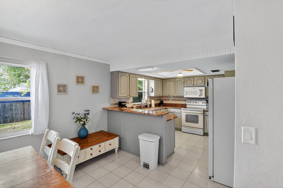 House, 4 Bedrooms | Private kitchen | Coffee/tea maker, fridge, oven, toaster