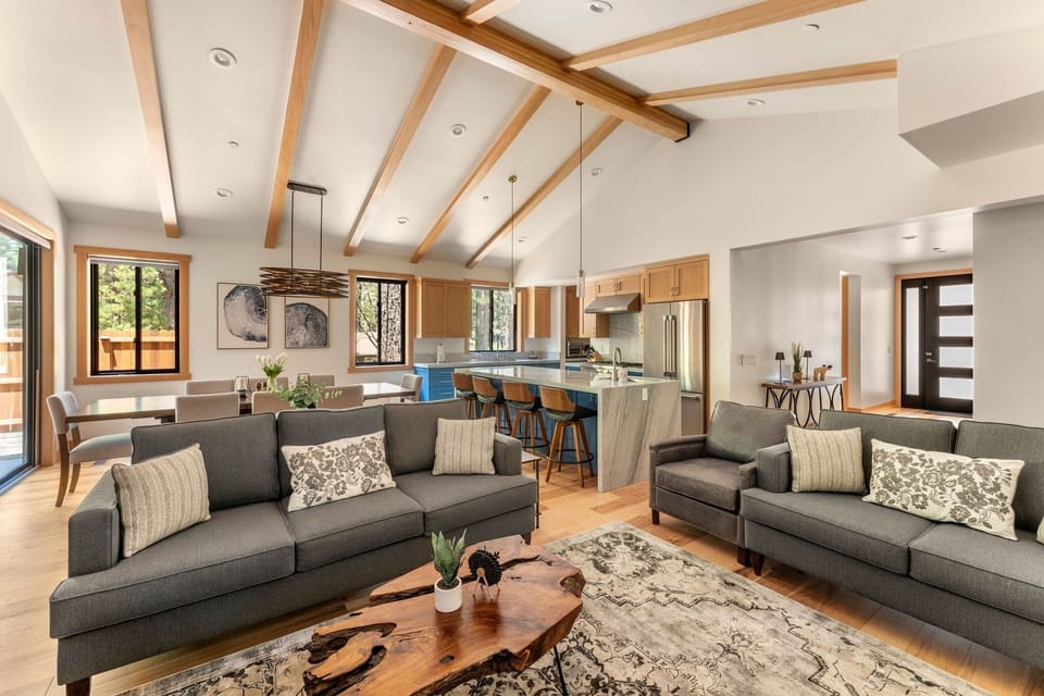 House, 5 Bedrooms | Living area