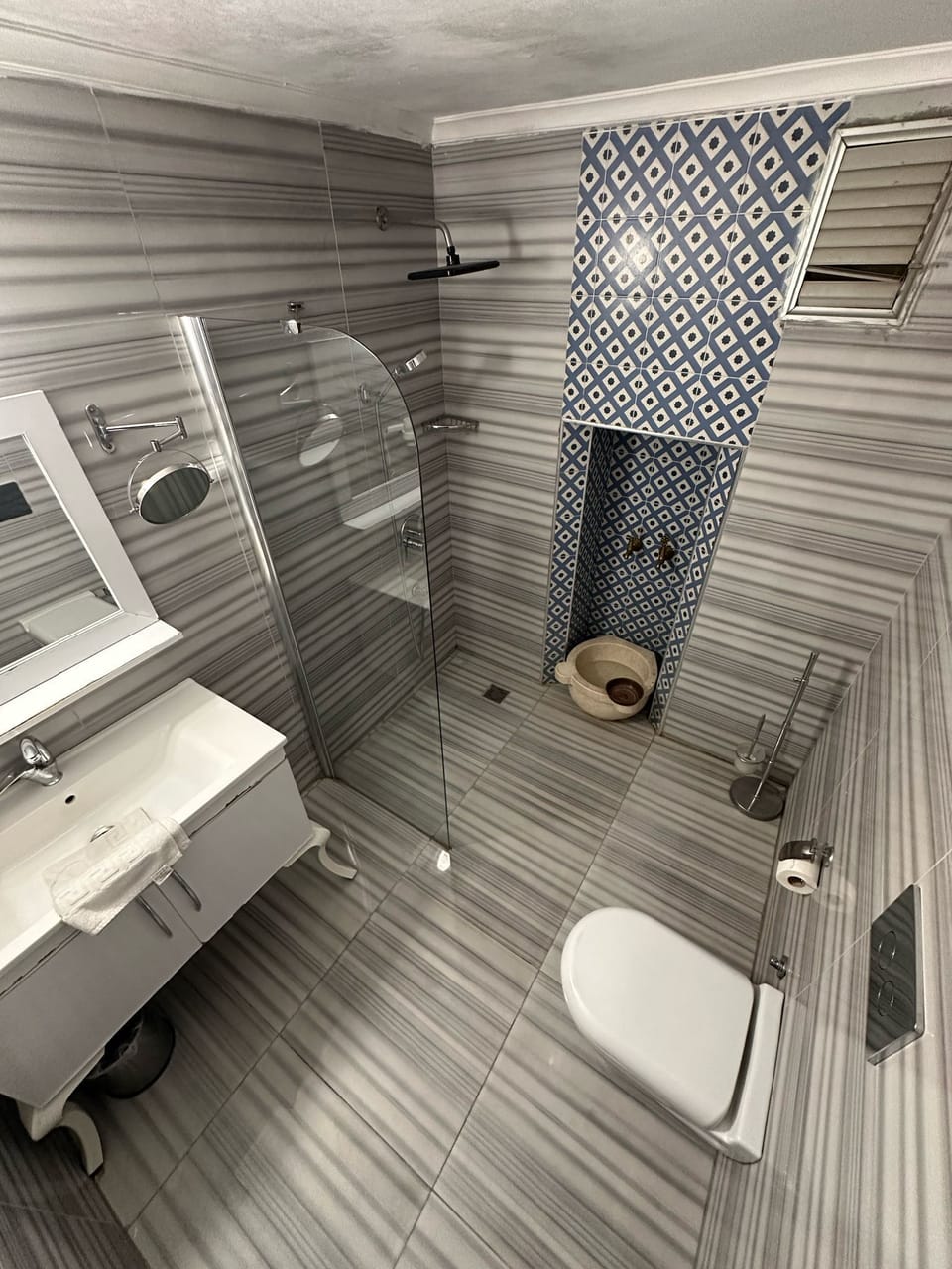 Family Suite | Bathroom | Shower, free toiletries, hair dryer, slippers