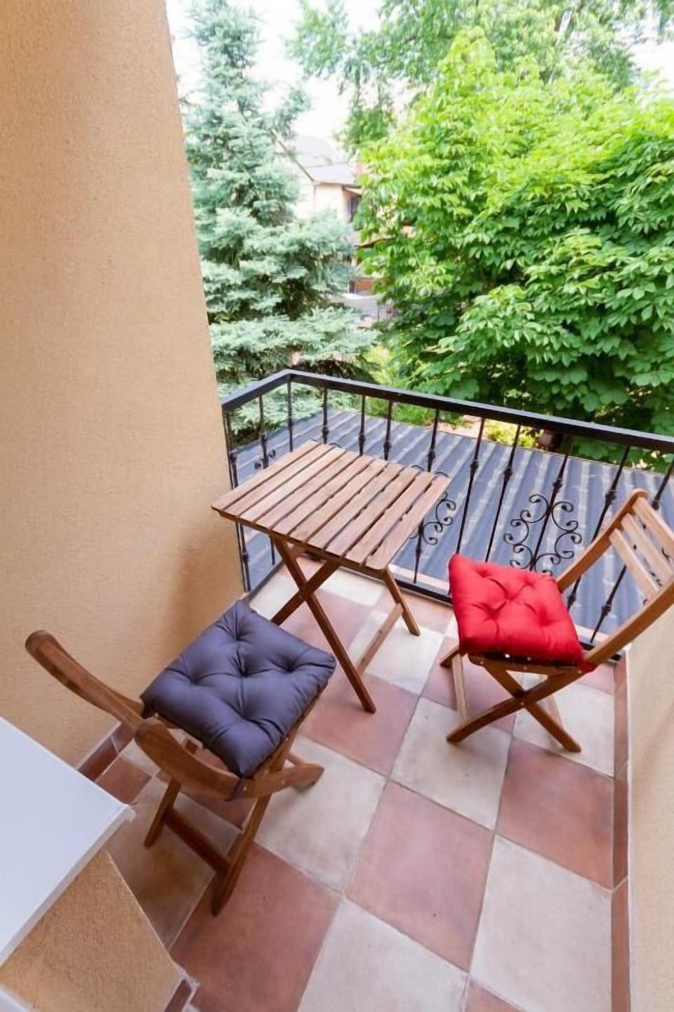 Desk, blackout drapes, free WiFi, wheelchair access