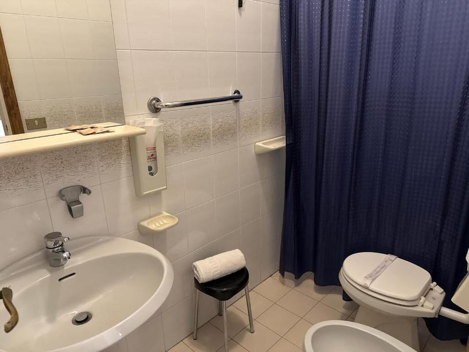 Classic Single Room, Balcony, City View | Bathroom | Shower, free toiletries, hair dryer, towels