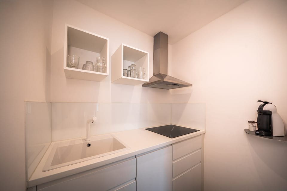 Fully equipped kitchenette