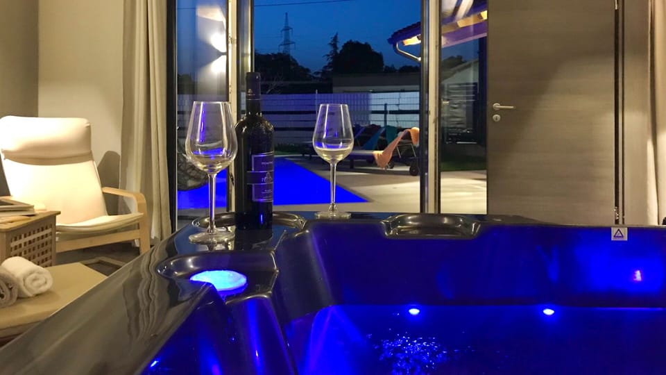 Indoor spa tub