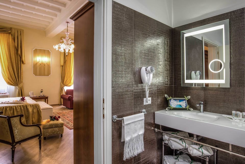 Executive Suite | Bathroom | Shower, hydromassage showerhead, free toiletries, hair dryer