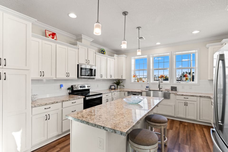House | Private kitchen | Full-size fridge, microwave, oven, stovetop