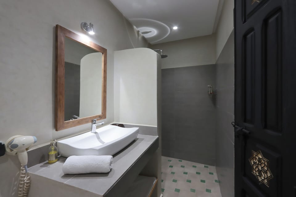 Family Quadruple Room, Courtyard View | Bathroom