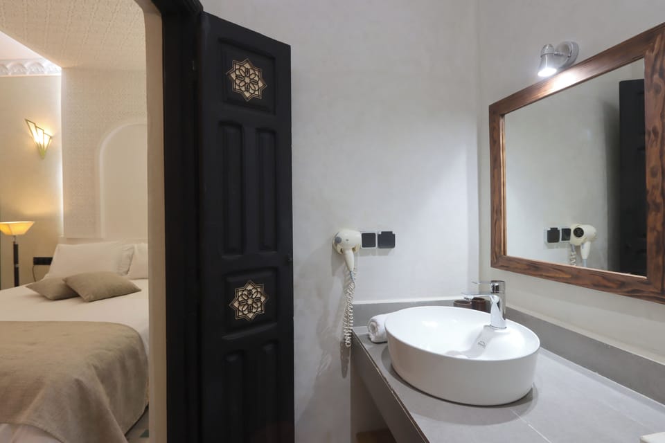 Standard Double Room, Courtyard View | Bathroom