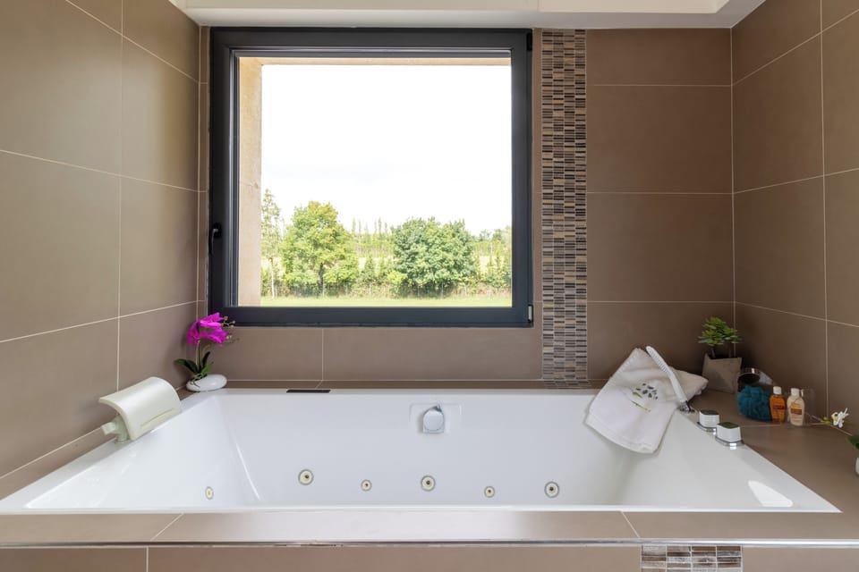 Suite Eucalyptus | Bathroom | Bathrobes, slippers