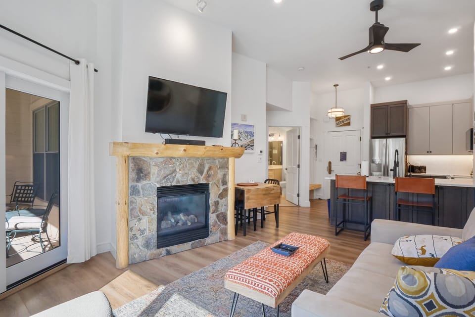 Indoors, Screen, Furniture, Living Room, Home Decor