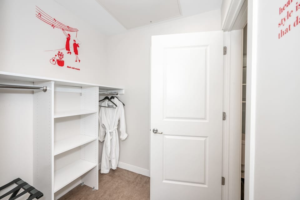 Apartment, Multiple Beds, Kitchen, City View (The 333 Suites 201) | Interior