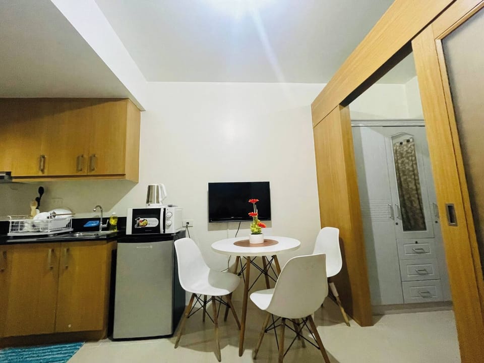 Apartment, 1 Bedroom, Smoking, Balcony | Dining room