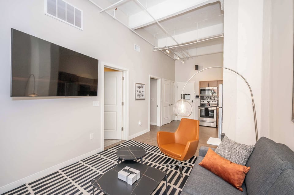 Apartment, Multiple Beds, Kitchen, City View (The 333 Suites 202) | Living area